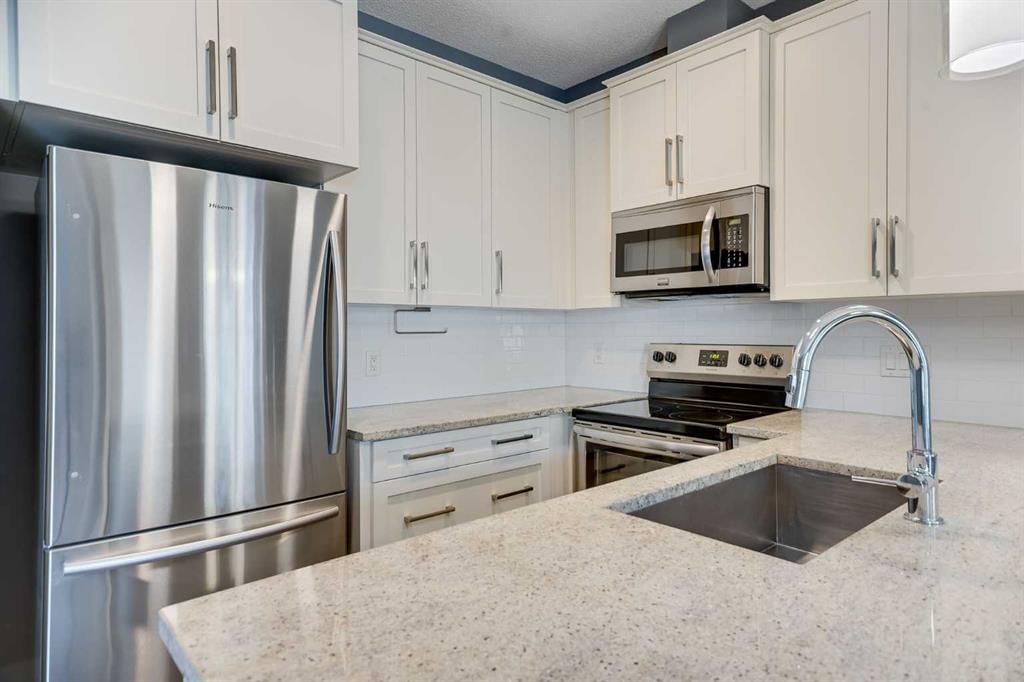 384 Copperpond Landing SE, Calgary — photo 3 of 40