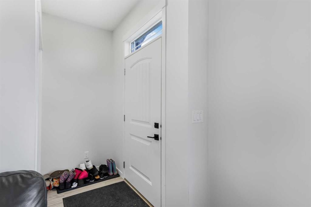 15 EDITH Passage NW, Calgary — photo 3 of 47