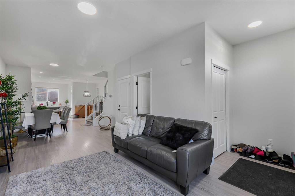 15 EDITH Passage NW, Calgary — photo 5 of 47