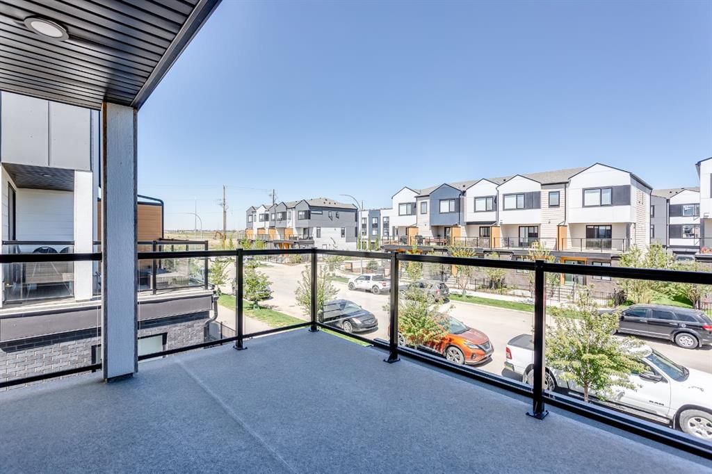 8521 19 Avenue SE, Calgary — photo 3 of 40
