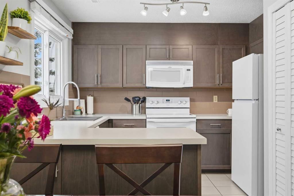 2, 3015 51 Street SW, Calgary — photo 2 of 23
