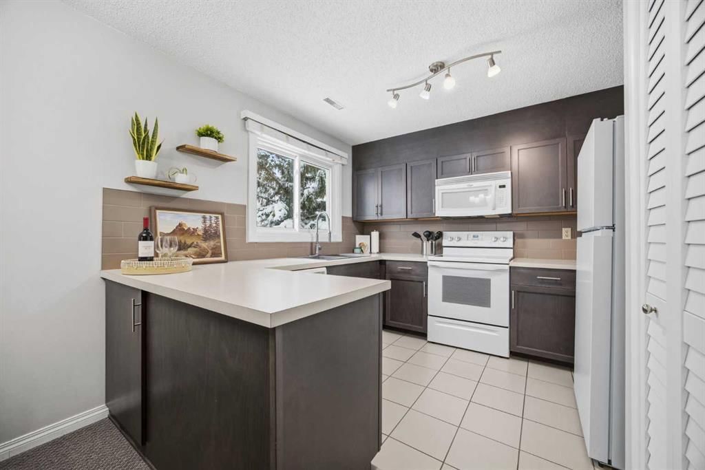 2, 3015 51 Street SW, Calgary — photo 5 of 23