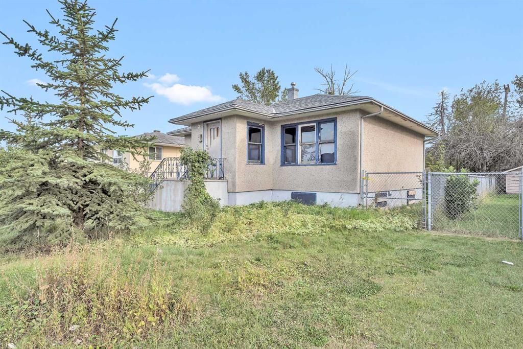 4405 17 Avenue SE, Calgary — photo 3 of 15