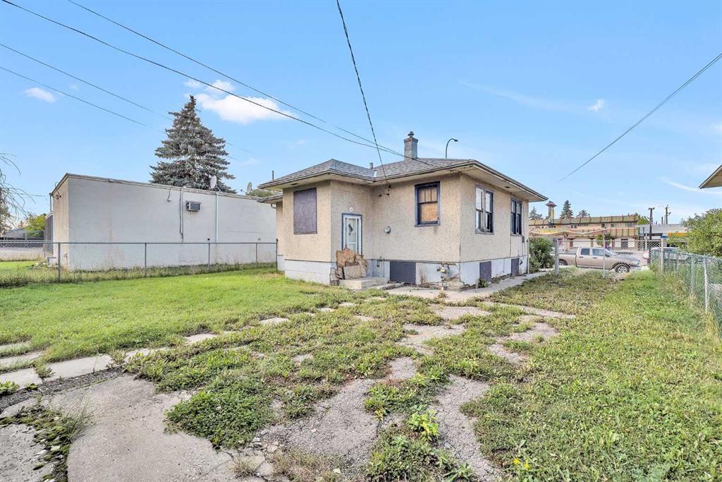 4405 17 Avenue SE, Calgary — photo 4 of 15