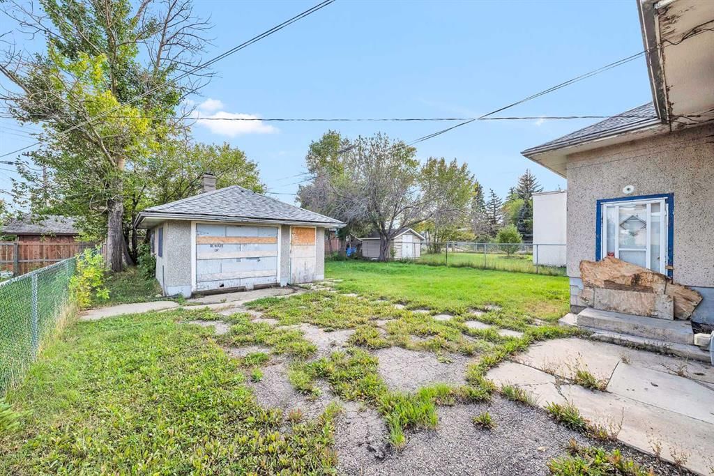 4405 17 Avenue SE, Calgary — photo 5 of 15