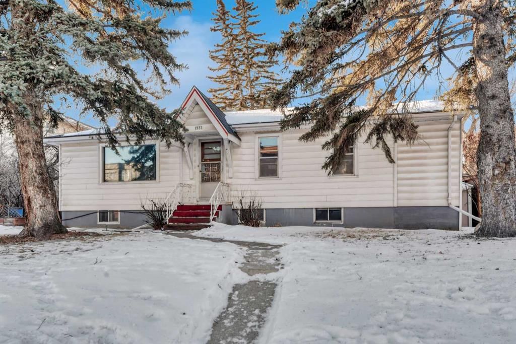 1923 25A Street SW, Calgary — photo 5 of 33