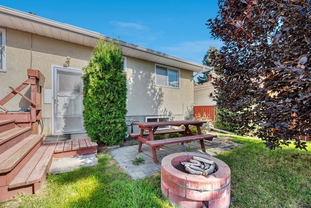 23 Brazeau Crescent SW, Calgary — photo 4 of 40