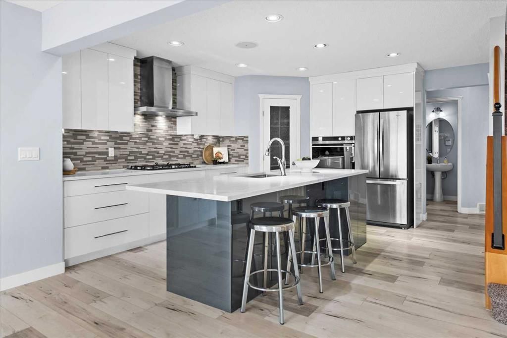 21 Rockbluff Place NW, Calgary — photo 2 of 50