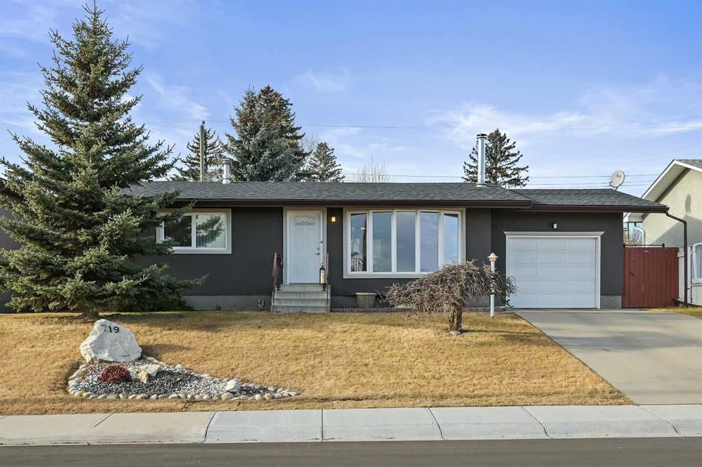719 Blackthorn Road NE, Calgary — main listing photo