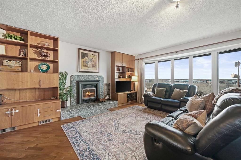 719 Blackthorn Road NE, Calgary — photo 2 of 33