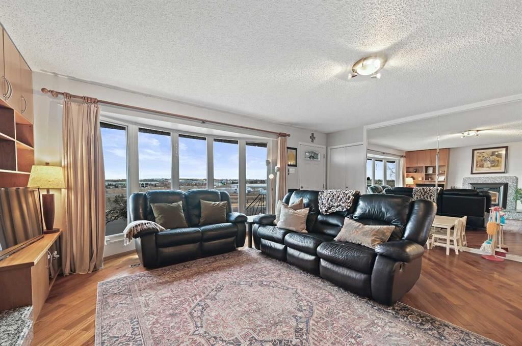 719 Blackthorn Road NE, Calgary — photo 3 of 33