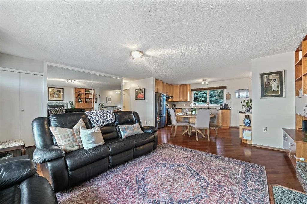 719 Blackthorn Road NE, Calgary — photo 4 of 33