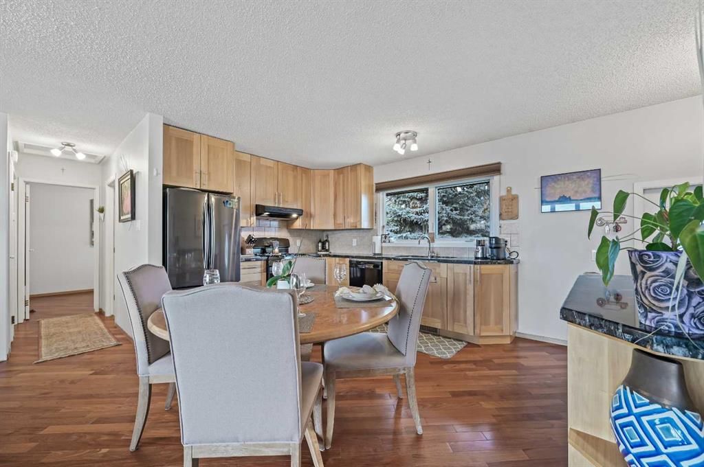 719 Blackthorn Road NE, Calgary — photo 5 of 33