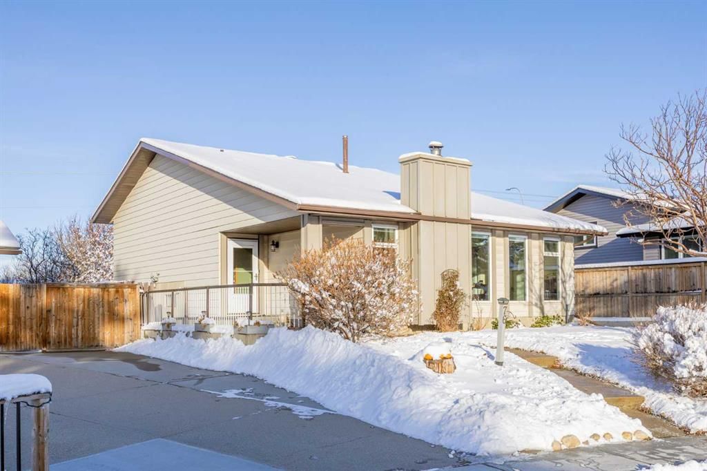 76 Bedford Circle NE, Calgary — photo 2 of 37