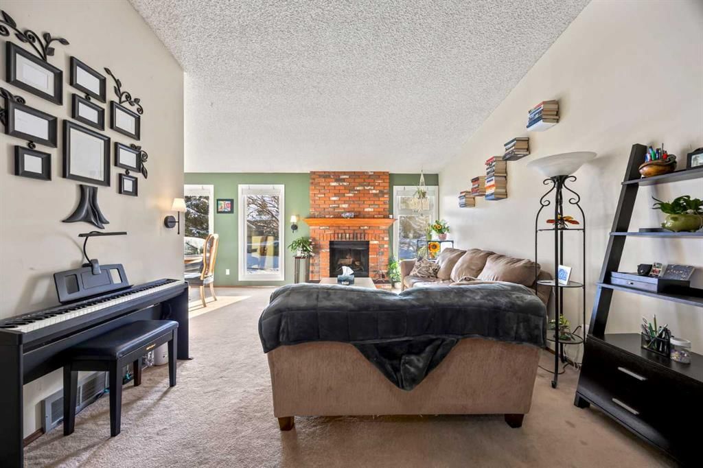 76 Bedford Circle NE, Calgary — photo 5 of 37