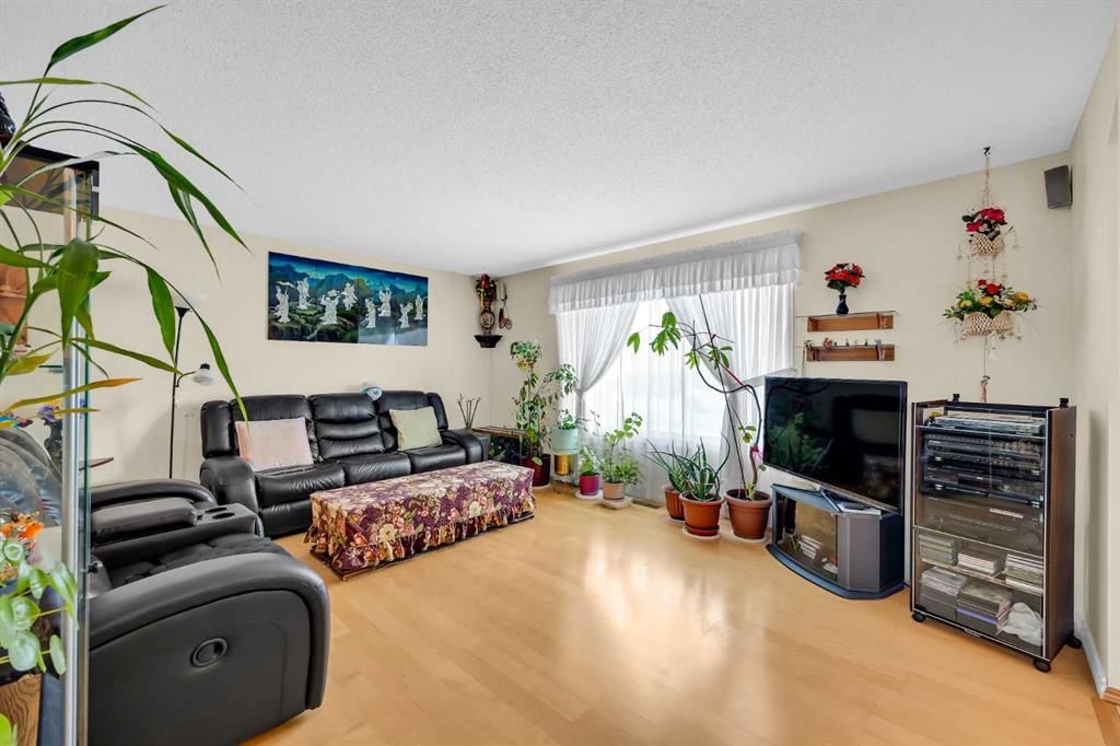 12 Whitaker Close NE, Calgary — photo 5 of 48