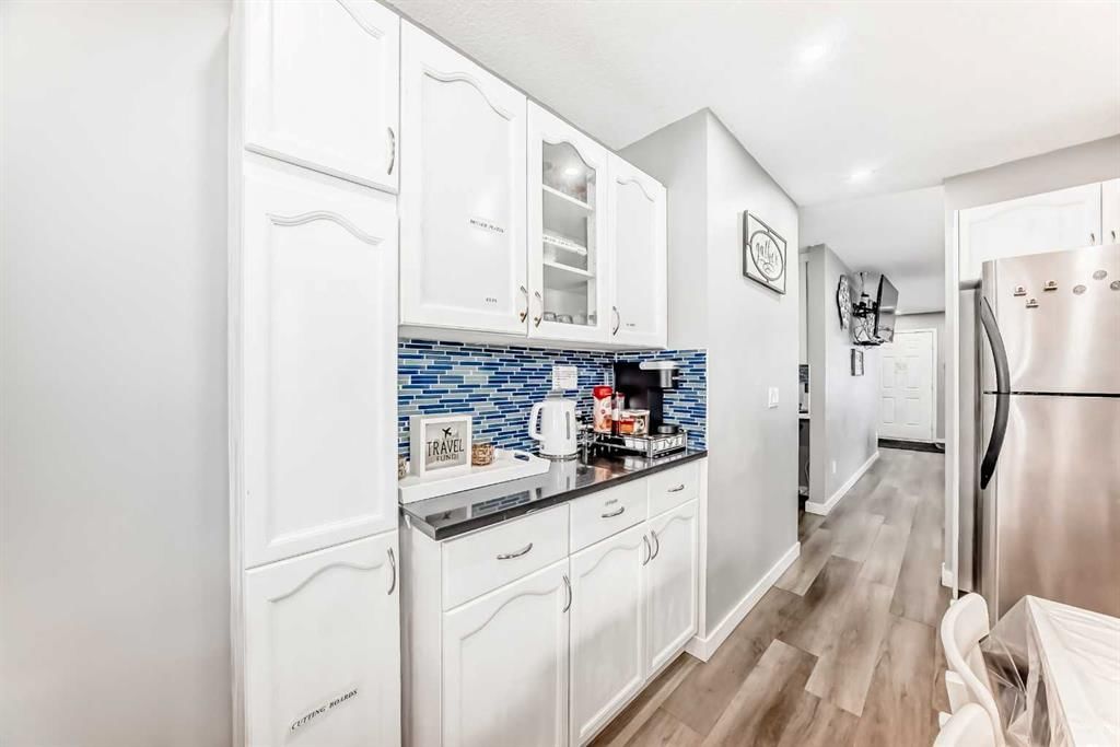 240 Applewood Drive SE, Calgary — photo 4 of 50