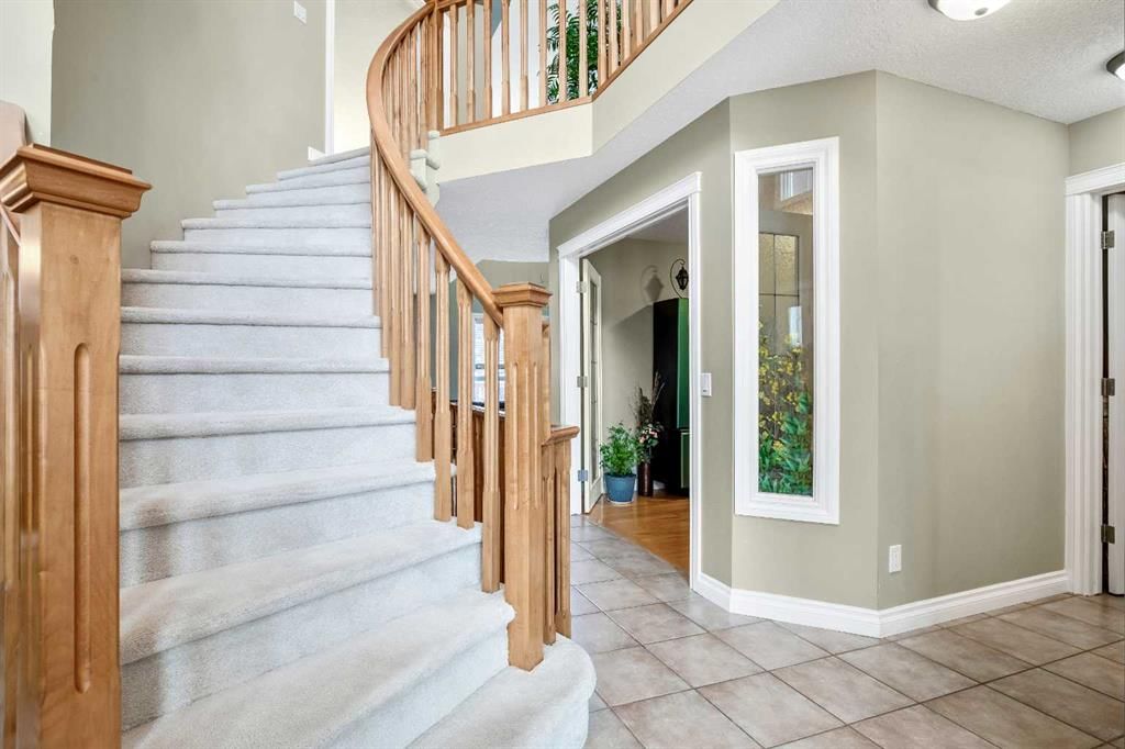 26 Simcrest Manor SW, Calgary — photo 3 of 47