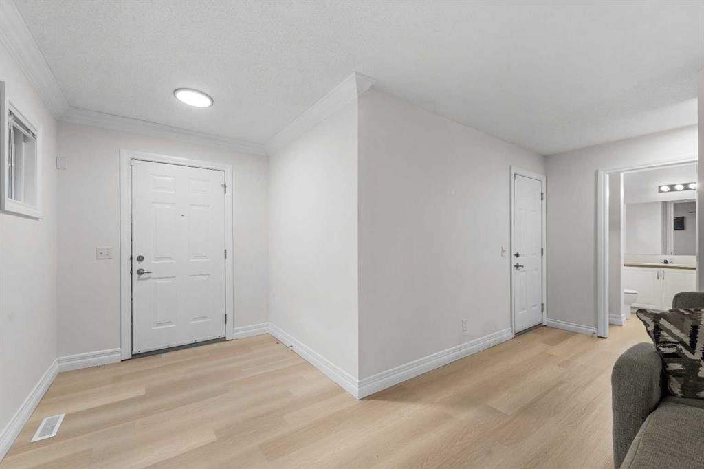 27 Cedarwood Lane SW, Calgary — photo 4 of 40