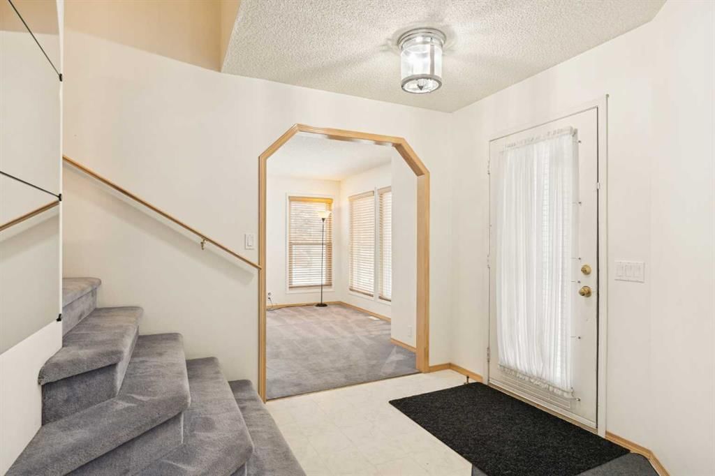 2498 Catalina Boulevard NE, Calgary — photo 4 of 44