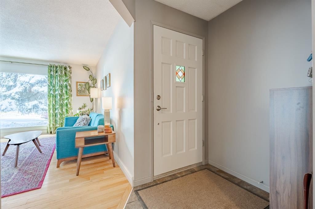 84 Thornaby Crescent NW, Calgary — photo 4 of 42