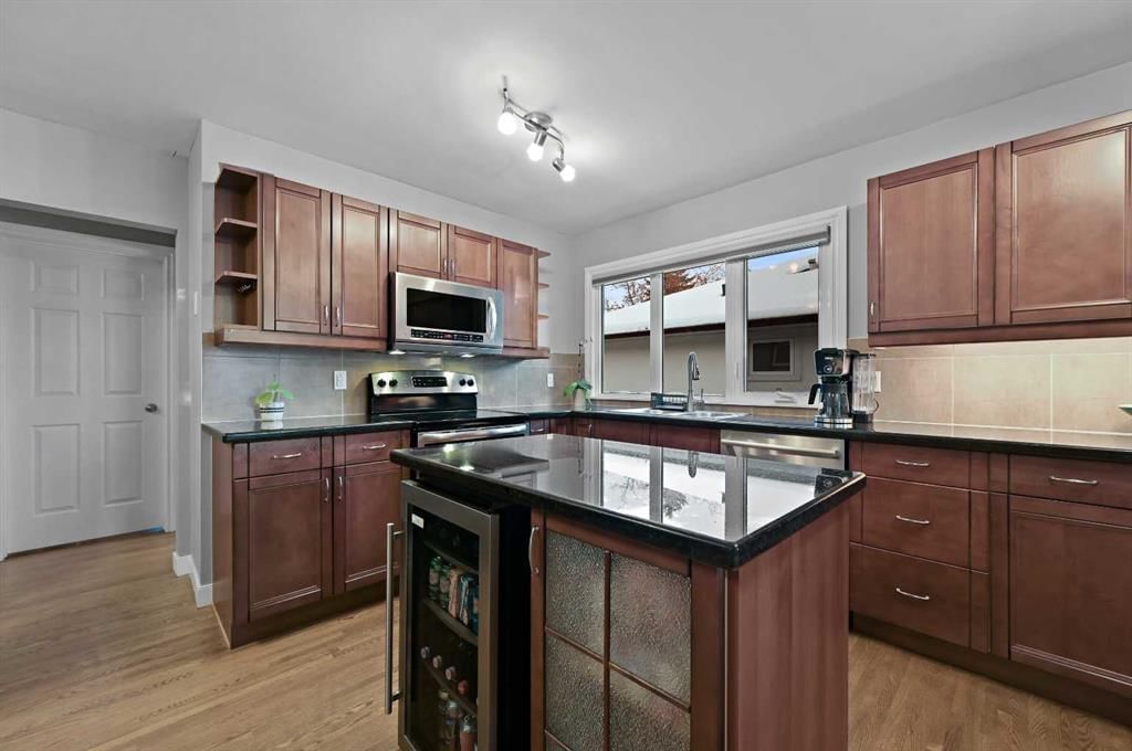 3124 49 Street SW, Calgary — photo 3 of 29