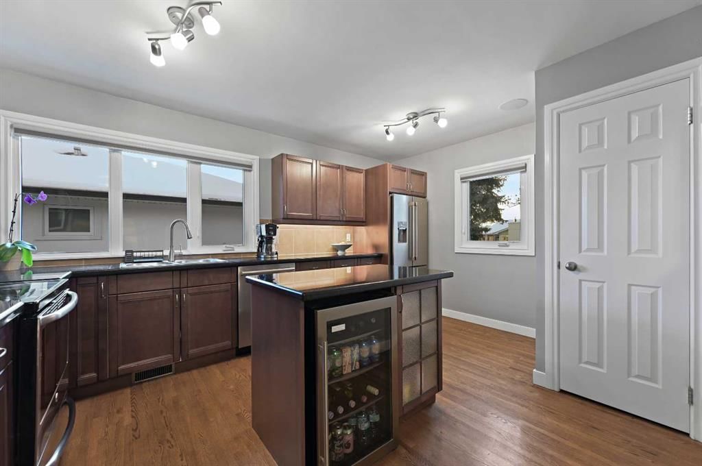 3124 49 Street SW, Calgary — photo 4 of 29