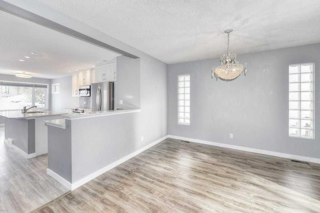 2206 30 Avenue SW, Calgary — photo 5 of 38
