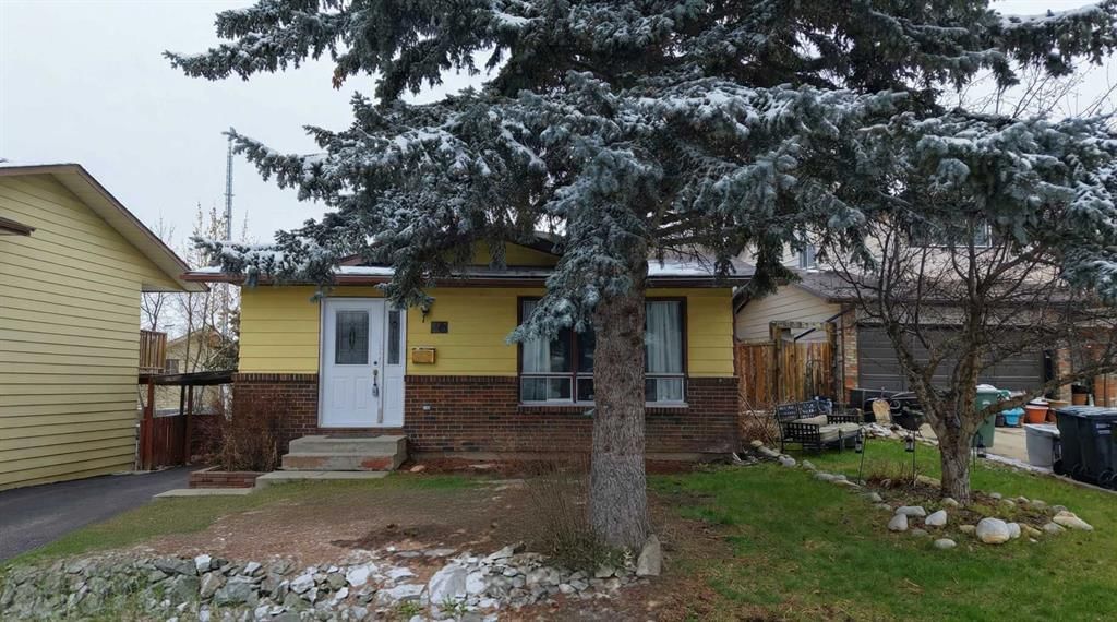 76 Coach Manor Rise SW, Calgary — main listing photo
