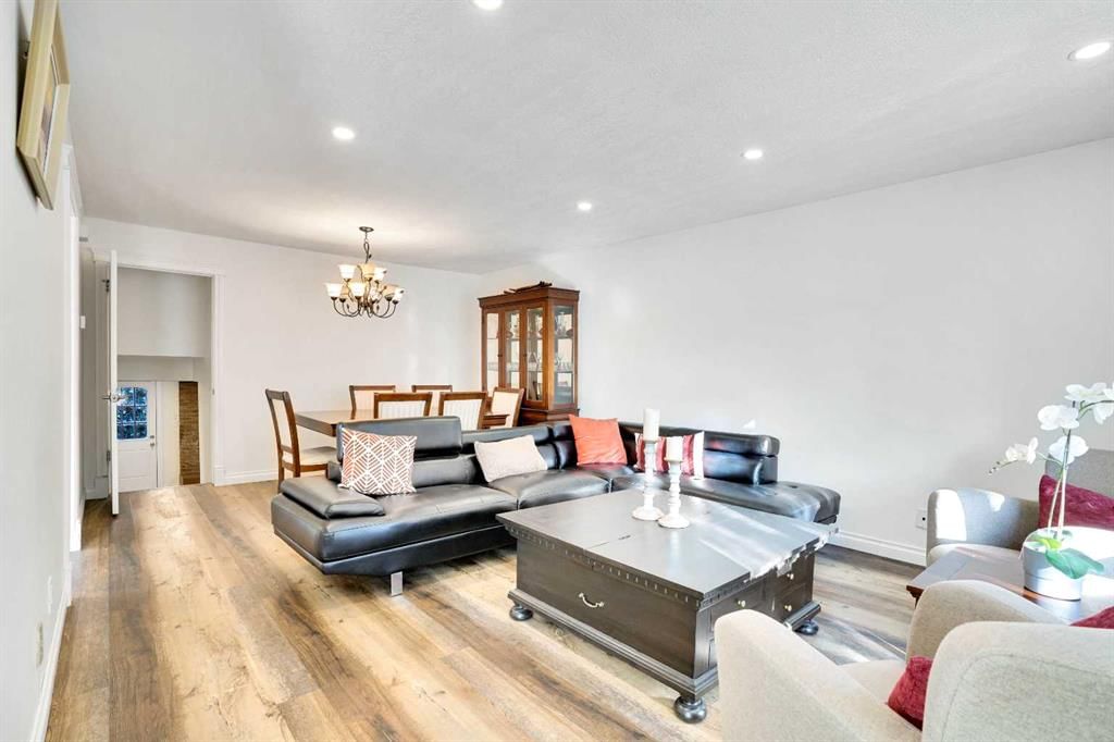 76 Coach Manor Rise SW, Calgary — photo 3 of 44
