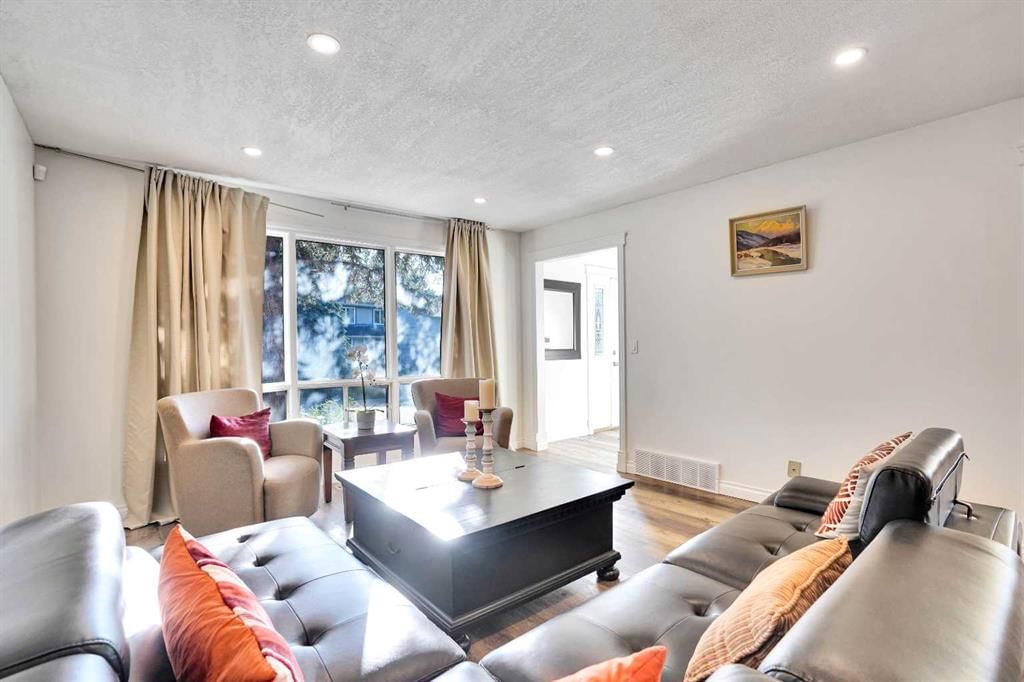 76 Coach Manor Rise SW, Calgary — photo 4 of 44