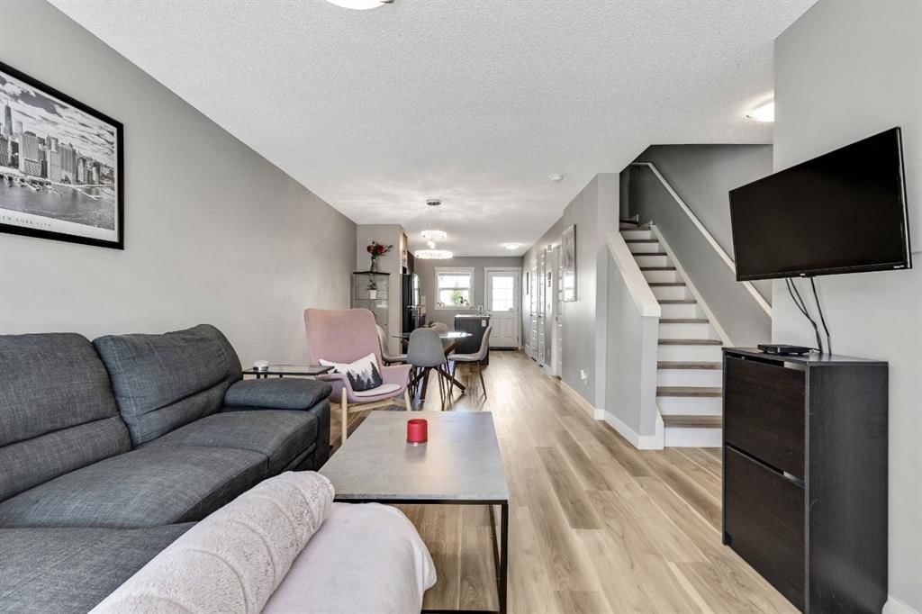 220 Mckenzie Towne Close SE, Calgary — photo 3 of 35