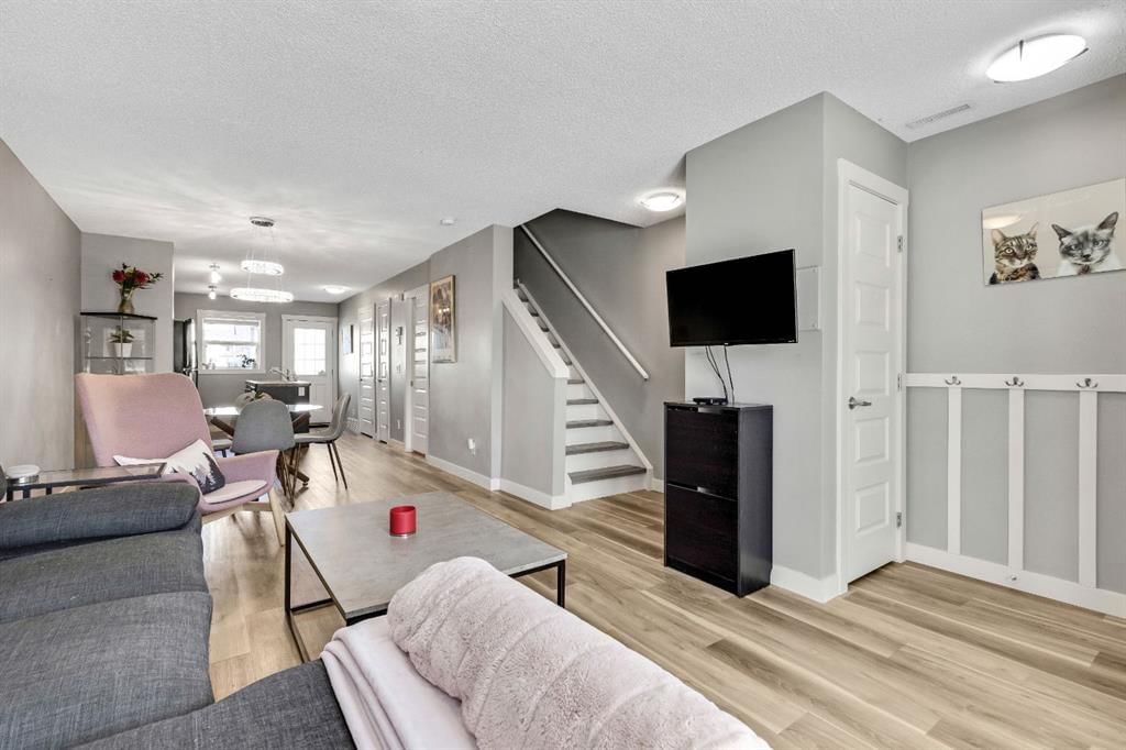 220 Mckenzie Towne Close SE, Calgary — photo 4 of 35