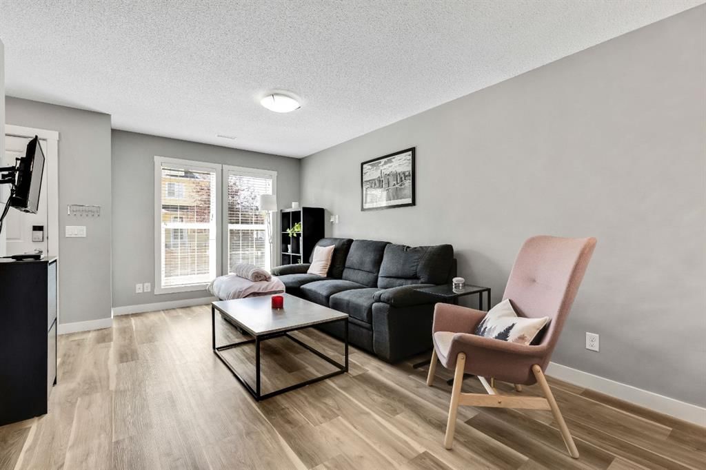 220 Mckenzie Towne Close SE, Calgary — photo 5 of 35