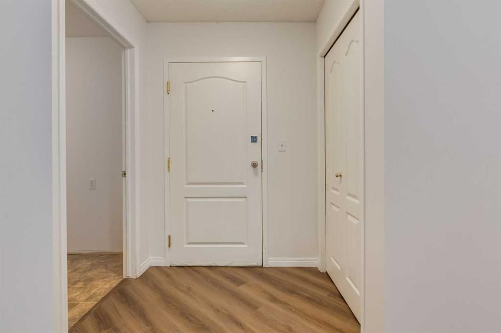 310, 30 Sierra Morena Mews SW, Calgary — photo 2 of 33