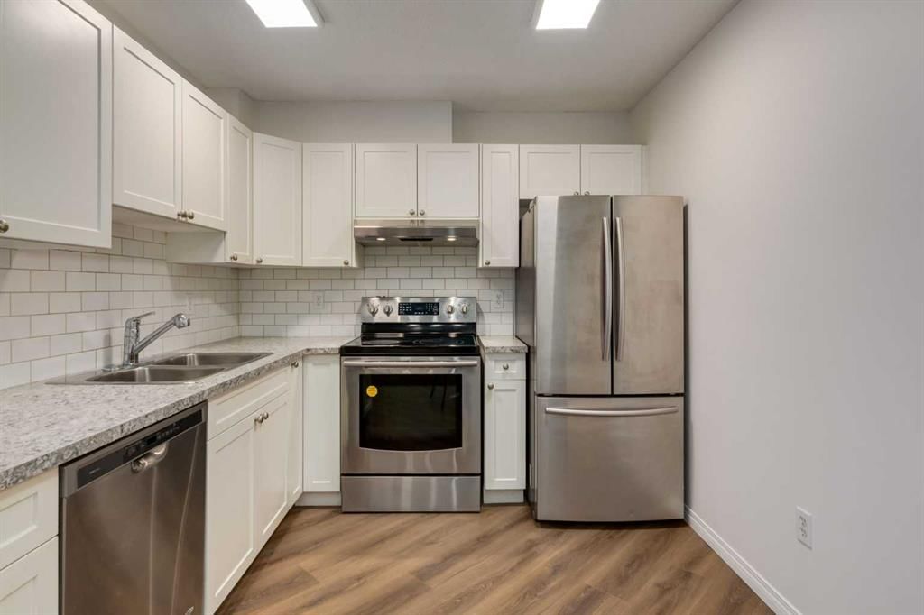 310, 30 Sierra Morena Mews SW, Calgary — photo 5 of 33