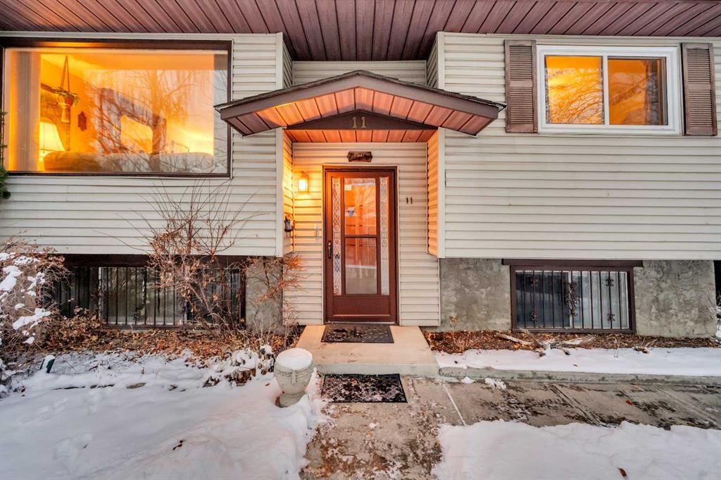 11 Berwick Close NW, Calgary — photo 2 of 38