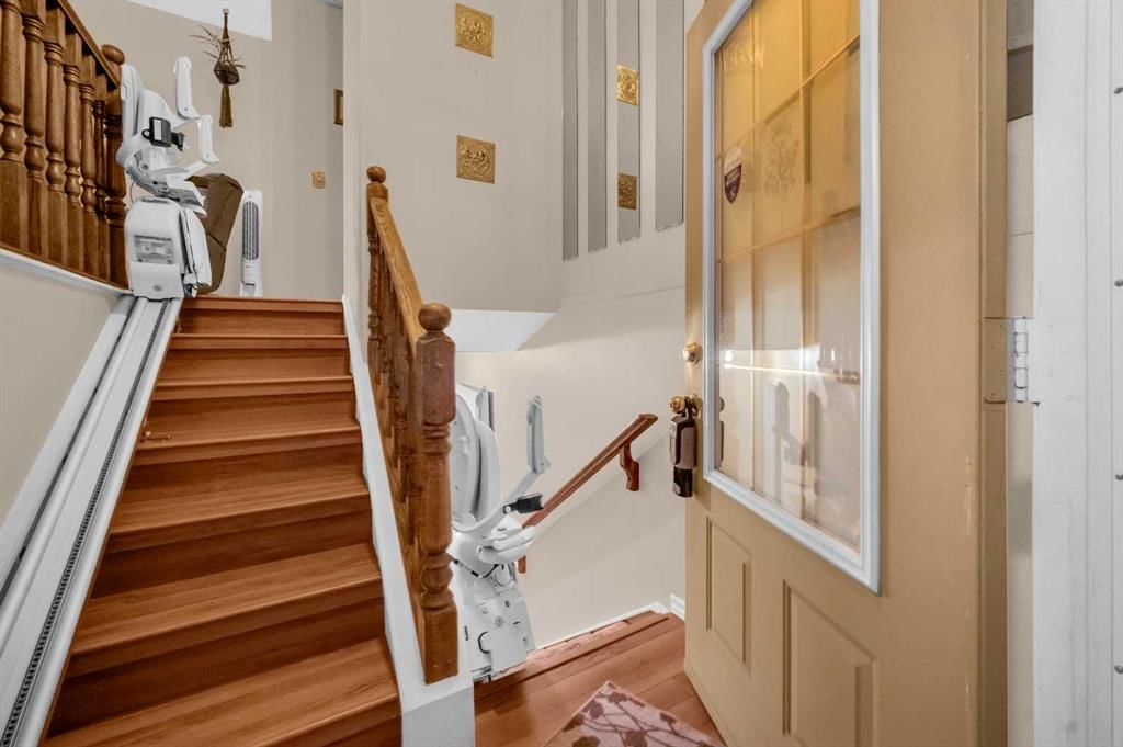 11 Berwick Close NW, Calgary — photo 3 of 38
