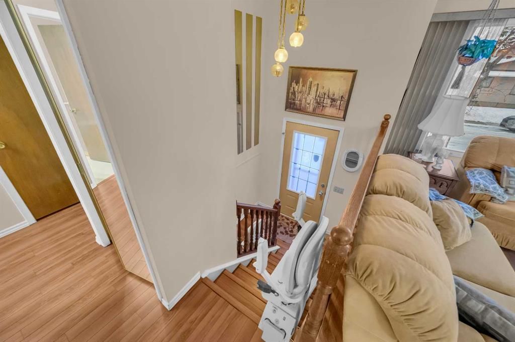 11 Berwick Close NW, Calgary — photo 4 of 38