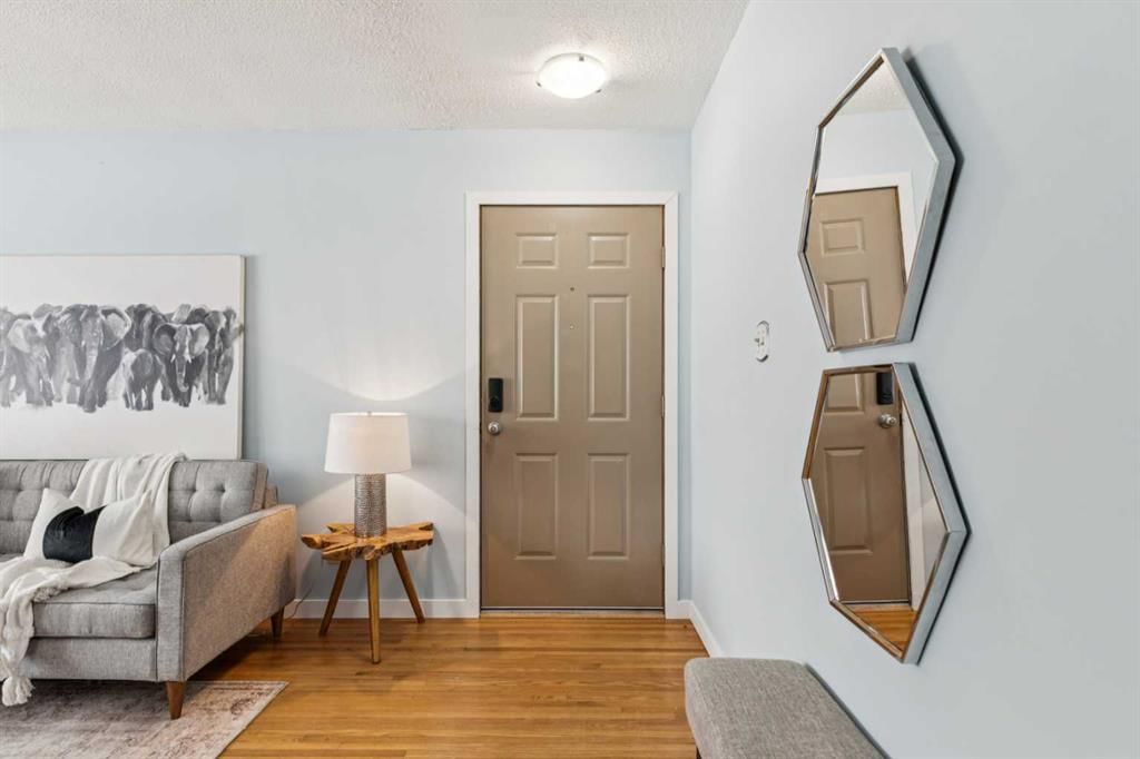 114 Hallbrook Drive SW, Calgary — photo 2 of 47