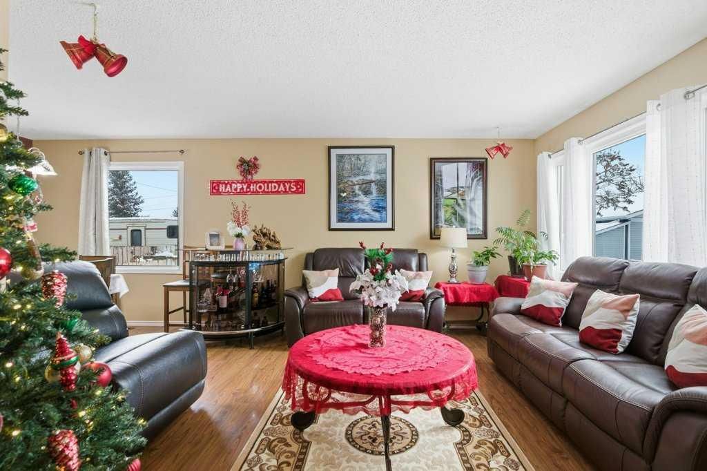 1207 Olympia Drive SE, Calgary — photo 5 of 49