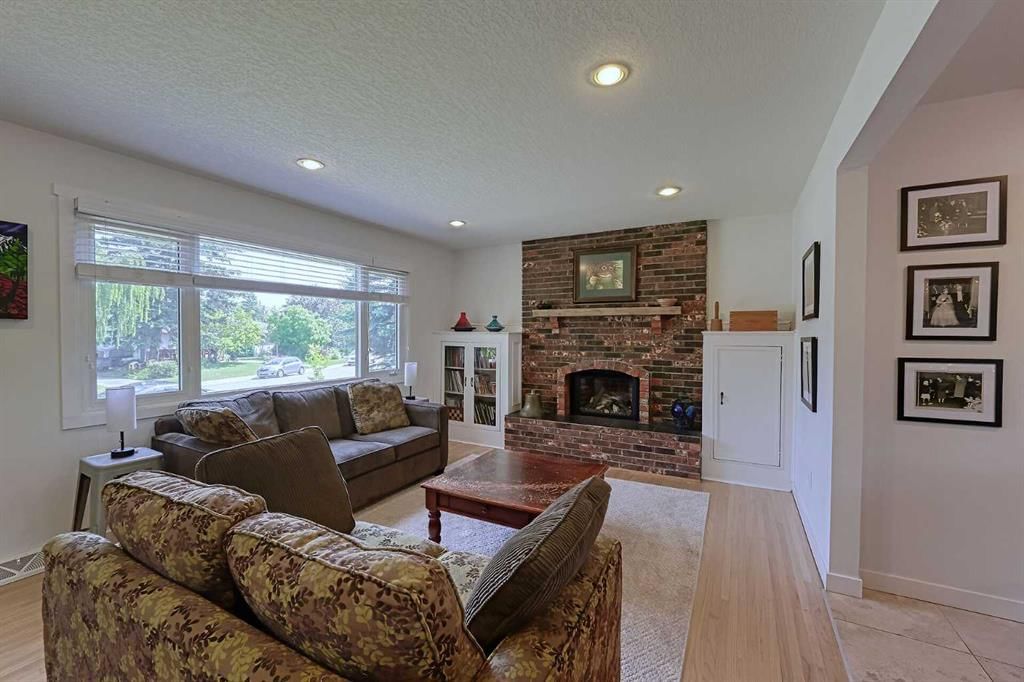 51 Hollyburn Road SW, Calgary — photo 5 of 39
