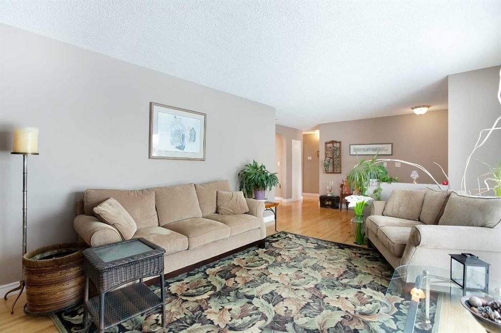 2607 Kelwood Drive SW, Calgary — photo 4 of 36