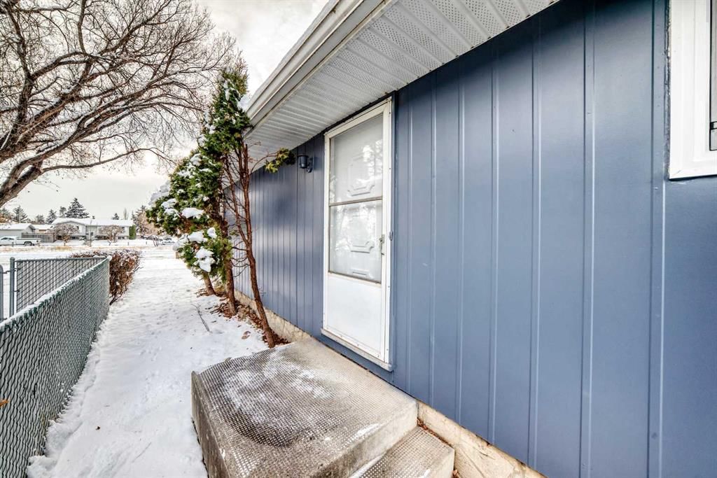 3429 33A Avenue SE, Calgary — photo 4 of 48
