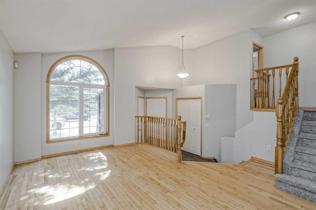 31 Panatella Drive NW, Calgary — photo 3 of 42