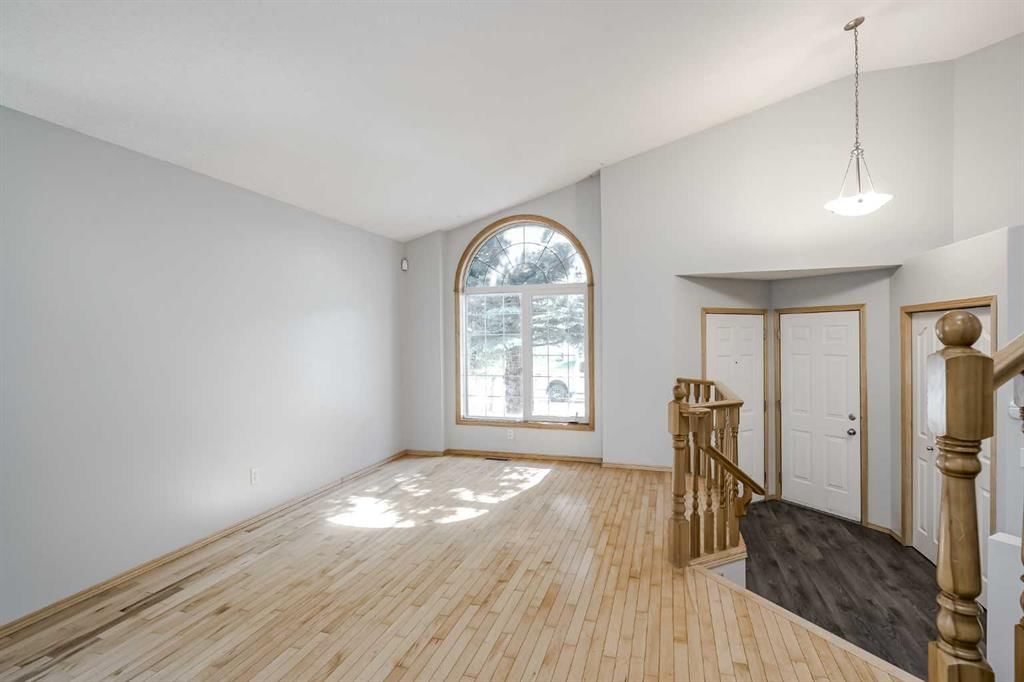 31 Panatella Drive NW, Calgary — photo 4 of 42