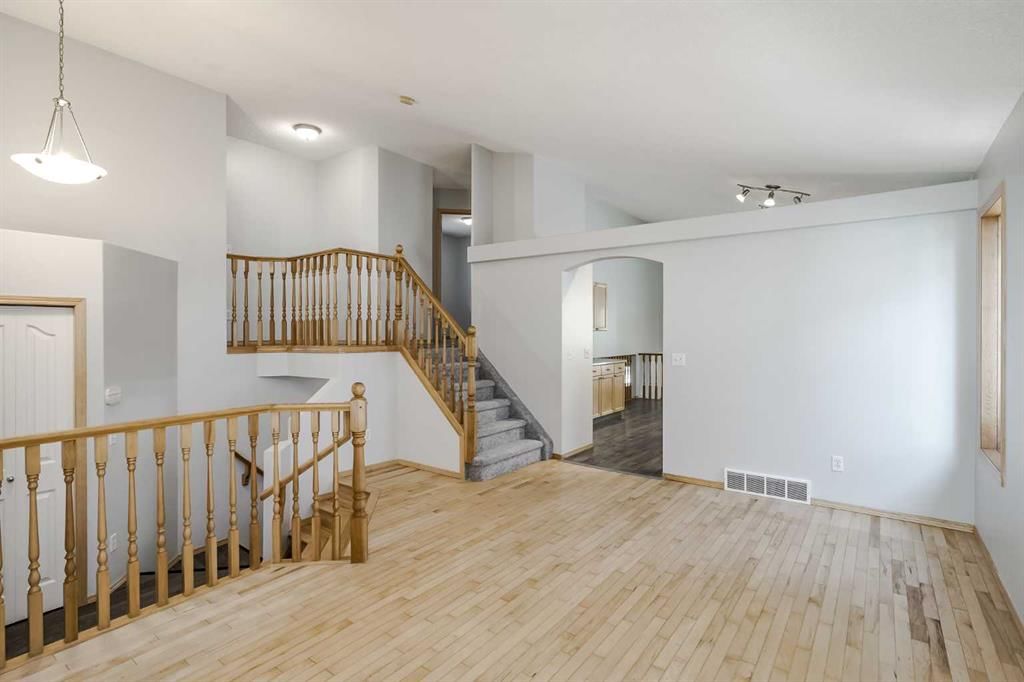 31 Panatella Drive NW, Calgary — photo 5 of 42