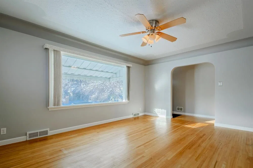 1126 8 Street SE, Calgary — photo 4 of 35