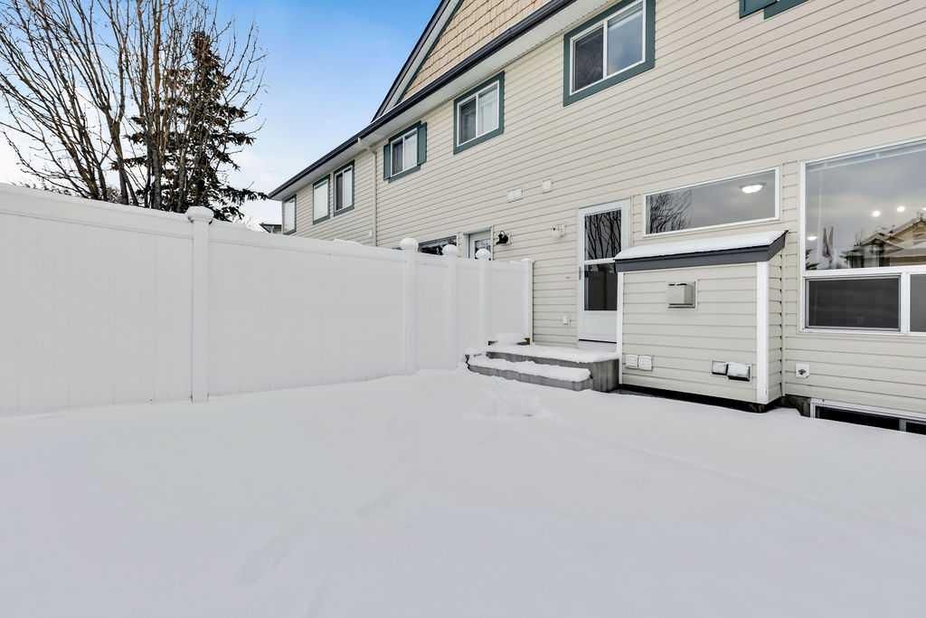 19 Citadel Estates Manor NW, Calgary — photo 2 of 28