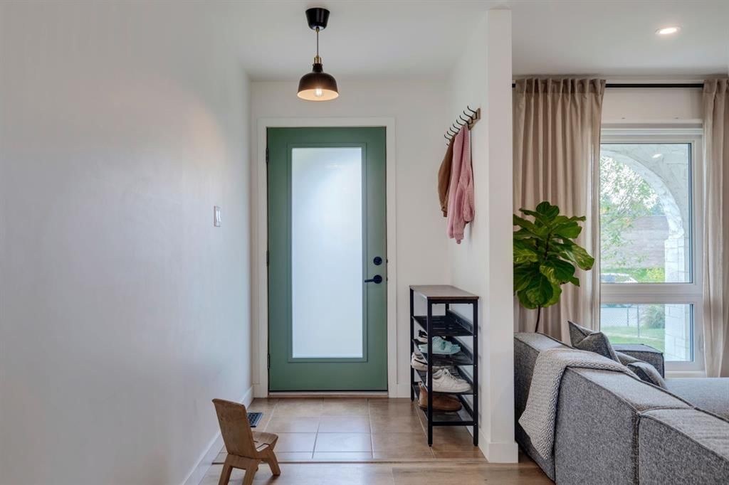 1240 Mapleglade Crescent SE, Calgary — photo 4 of 50